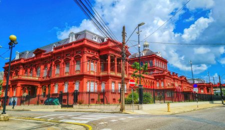 Téléchargez les photos : Bâtiment du Parlement de la Maison-Rouge Brique rouge Construit en 1907 Design britannique Port of Spain, Trinidad - en image libre de droit