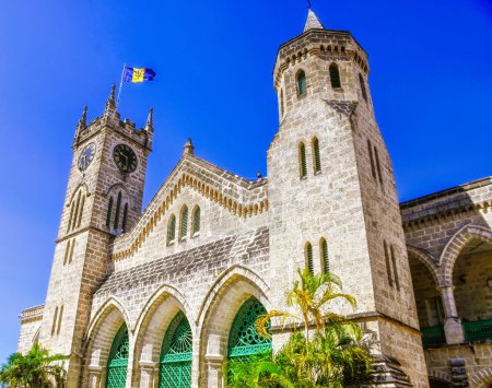Téléchargez les photos : Vue de l'ancien bâtiment historique sous la forme d'une forteresse avec une tour et une horloge par un jour ensoleillé lumineux, le bâtiment du Parlement de la Barbade, Little big Ben - en image libre de droit