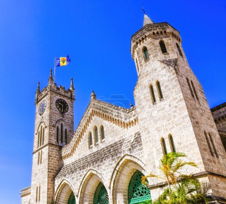 Téléchargez les photos : Vue de l'ancien bâtiment historique sous la forme d'une forteresse avec une tour et une horloge par un jour ensoleillé lumineux, le bâtiment du Parlement de la Barbade, Little big Ben - en image libre de droit