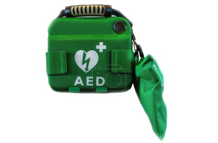 Téléchargez les photos : Boîte AED ou défibrillateur externe automatisé dispositif médical de premiers soins isolé sur fond blanc - C'est un dispositif électronique portable qui diagnostique automatiquement l'arrêt cardiaque mettant en danger le pronostic vital - en image libre de droit