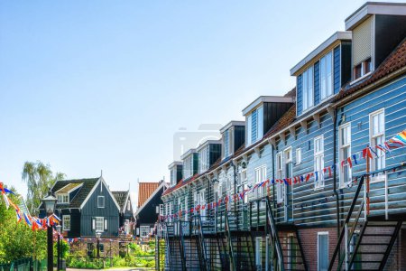 Foto de Vista del centro de la ciudad de Marken con patios traseros de casas de madera tradicionales en la calle Rietland en una tarde soleada. Holanda Septentrional, Países Bajos - Imagen libre de derechos