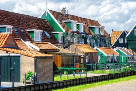 Foto de Vista del centro de la ciudad de Marken con patios traseros de casas de madera tradicionales en la calle Rietland en una tarde soleada. Holanda Septentrional, Países Bajos - Imagen libre de derechos