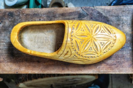 Foto de Zuecos holandeses inacabados zapatos de madera - Imagen libre de derechos