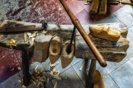 Téléchargez les photos : Inachevé néerlandais sabots chaussures en bois - en image libre de droit