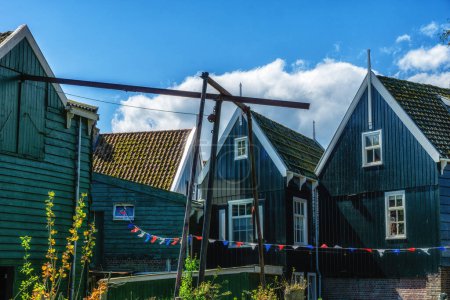 Foto de Typical Dutch village scene with wooden houses on the island of Marken in the Netherlands, Holland - Imagen libre de derechos