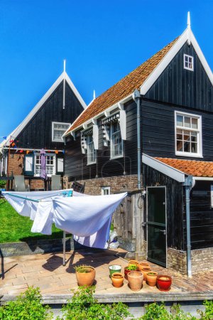 Foto de Typical Dutch village scene with wooden houses on the island of Marken in the Netherlands, Holland - Imagen libre de derechos