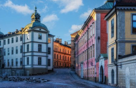 Bunte Gebäude säumen Birger Jarls Torg in Gamla Stan, Stockholm, Schweden