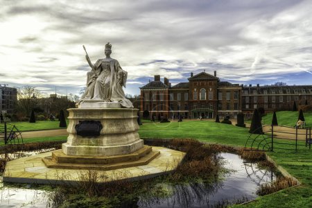 Kensington palace and Queen Victoria monument in London, UK