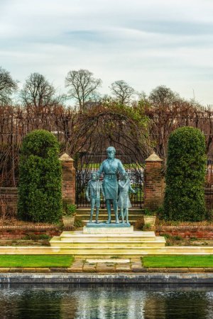 Prinzessin Dianas Gedenkstatue im versunkenen Garten des Kensington Palace, London