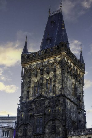 Torre gótica del polvo Prasna Brana en el casco antiguo de Praga, República Checa, la puerta del polvo en la ruta real de la coronación