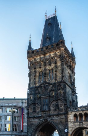 Torre gótica del polvo Prasna Brana en el casco antiguo de Praga, República Checa, la puerta del polvo en la ruta real de la coronación