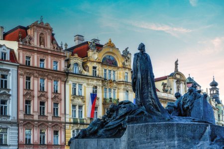 Die Statue von Jan Hus, einer der bedeutendsten Persönlichkeiten der tschechischen Geschichte, auf dem Altstädter Ring in Prag. Er wurde als Ketzer für reformistische Ideen verbrannt.
