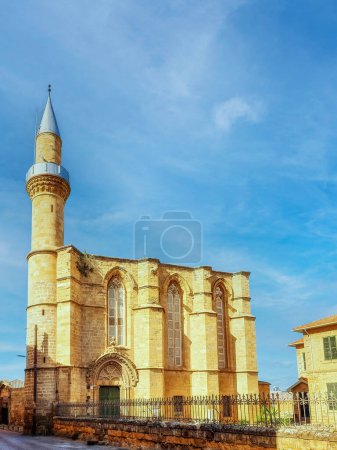 Téléchargez les photos : Mosquée Haydarpasa ou ancienne église Sainte-Catherine. C'est une mosquée située dans la partie nord de Nicosie. Mosquée Haydarpasa à Lefkosa, Chypre - en image libre de droit
