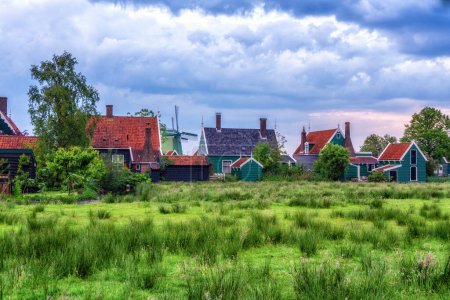 Traditionelle Häuser im historischen Dorf Zaanse Schans am Fluss Zaan in den Niederlanden
