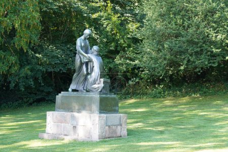 Téléchargez les photos : Statue d'un homme et d'une femme dans le parc - en image libre de droit