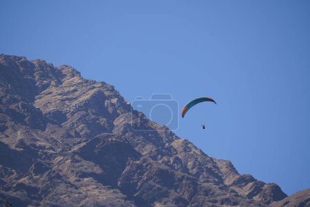 Foto de Paracaidista volando sobre las altas montañas - Imagen libre de derechos