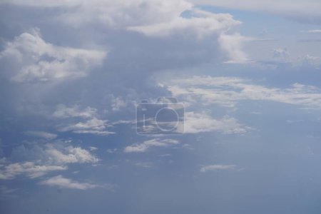 Téléchargez les photos : Beau ciel avec des nuages blancs - en image libre de droit