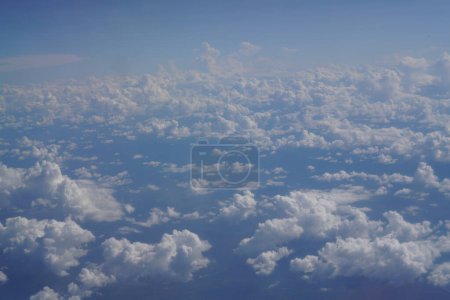 Téléchargez les photos : Beau ciel avec des nuages blancs - en image libre de droit