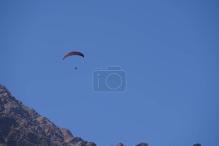 Foto de Paracaidista volando sobre las altas montañas - Imagen libre de derechos