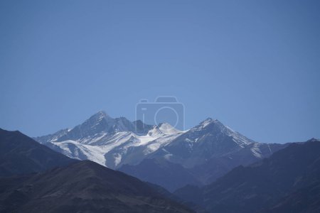 Téléchargez les photos : Beau paysage de montagne en journée - en image libre de droit