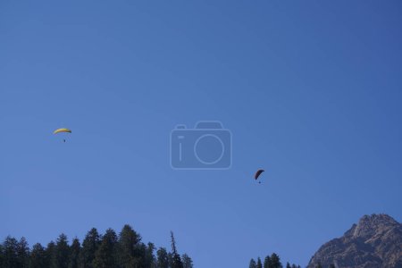 Foto de Paracaidistas volando en el cielo azul - Imagen libre de derechos