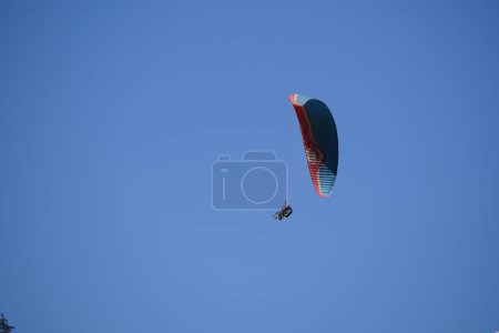 Téléchargez les photos : Skydiver volant dans le ciel bleu - en image libre de droit