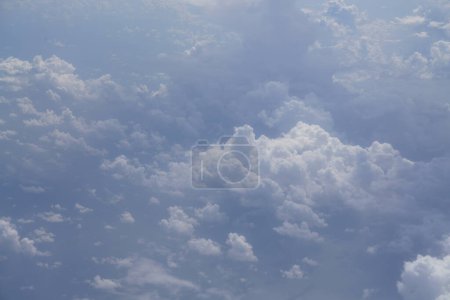 Foto de Hermoso cielo con nubes blancas - Imagen libre de derechos