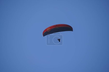 Téléchargez les photos : Skydiver volant dans le ciel bleu - en image libre de droit