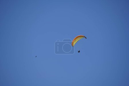 Foto de Paracaidista volando en el cielo azul - Imagen libre de derechos