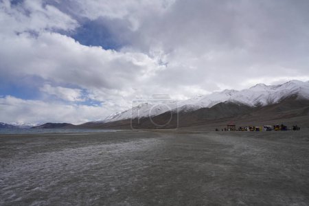 Foto de Hermoso paisaje de las montañas con lago - Imagen libre de derechos