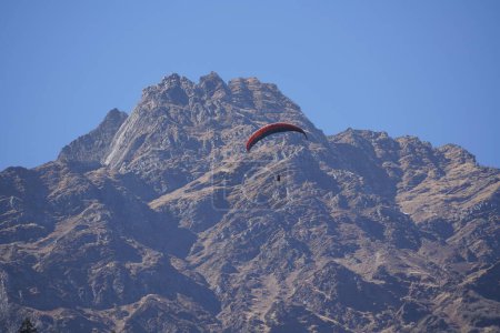 Téléchargez les photos : Skydiver survolant les hautes montagnes - en image libre de droit