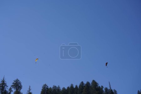 Téléchargez les photos : Parachutistes volant dans le ciel bleu - en image libre de droit