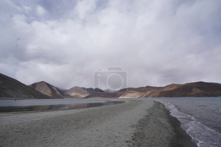 Téléchargez les photos : Beau paysage des montagnes avec lac - en image libre de droit