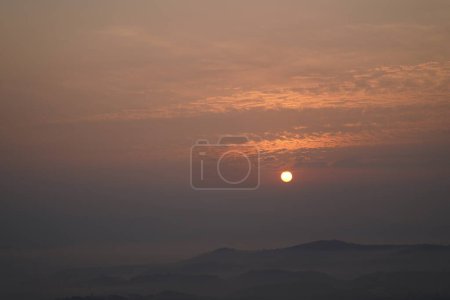 Téléchargez les photos : Beautiful sunset in orange sky with clouds - en image libre de droit