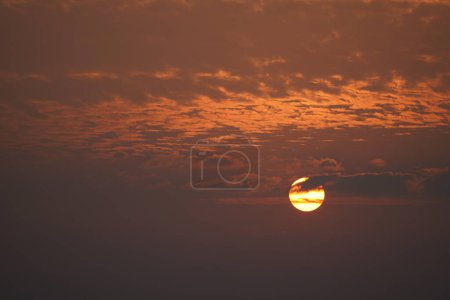 Foto de Beautiful sunset in orange sky with clouds - Imagen libre de derechos