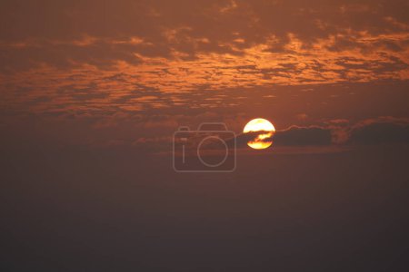 Foto de Beautiful sunset in orange sky with clouds - Imagen libre de derechos