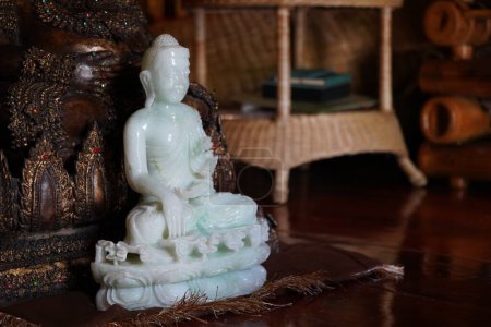 Téléchargez les photos : Statue de Bouddha dans l'ancien temple - en image libre de droit