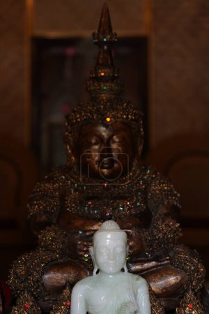 Foto de Estatua de Buda en templo antiguo - Imagen libre de derechos