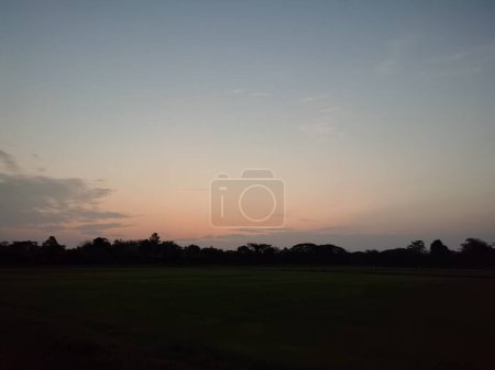 Téléchargez les photos : Magnifique coucher de soleil sur le champ - en image libre de droit