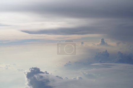 Téléchargez les photos : Beaux nuages dans le ciel, vue depuis l'avion - en image libre de droit