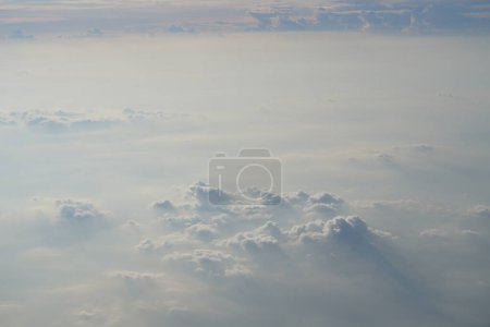 Téléchargez les photos : Beaux nuages dans le ciel, vue depuis l'avion - en image libre de droit
