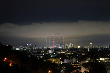 Téléchargez les photos : Belle vue nocturne de la ville - en image libre de droit