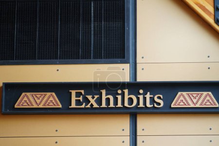Téléchargez les photos : Panneau de musée avec des expositions de texte sur le mur - en image libre de droit