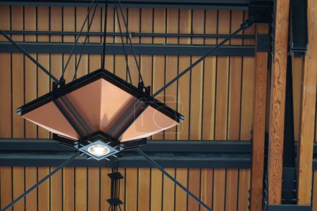 Téléchargez les photos : Lampe sur plafond métal et bois - en image libre de droit
