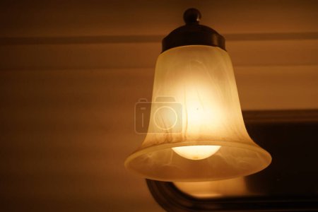 Téléchargez les photos : Électricité à la maison, lampe de lumière éclairée au plafond - en image libre de droit