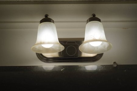 Foto de Lámparas de araña electricidad, lámparas de luz iluminadas en el techo, lámparas de araña - Imagen libre de derechos
