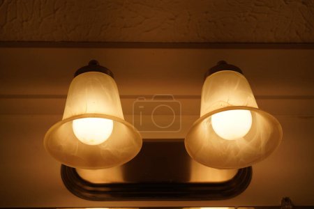 Foto de Lámparas de araña electricidad, lámparas de luz iluminadas en el techo, lámparas de araña - Imagen libre de derechos
