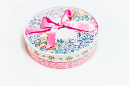Téléchargez les photos : Pink box of chocolates with ribbon bow - en image libre de droit