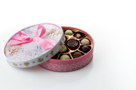 Téléchargez les photos : Pink box of chocolates with ribbon bow - en image libre de droit