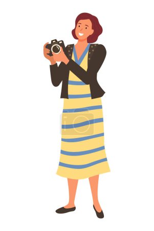 Téléchargez les illustrations : Femme souriante touriste ou paparazzi faire des photos professionnelles sur appareil photo. Correspondant photo isolé vectoriel avec caméra, femelle en robe rayée - en licence libre de droit